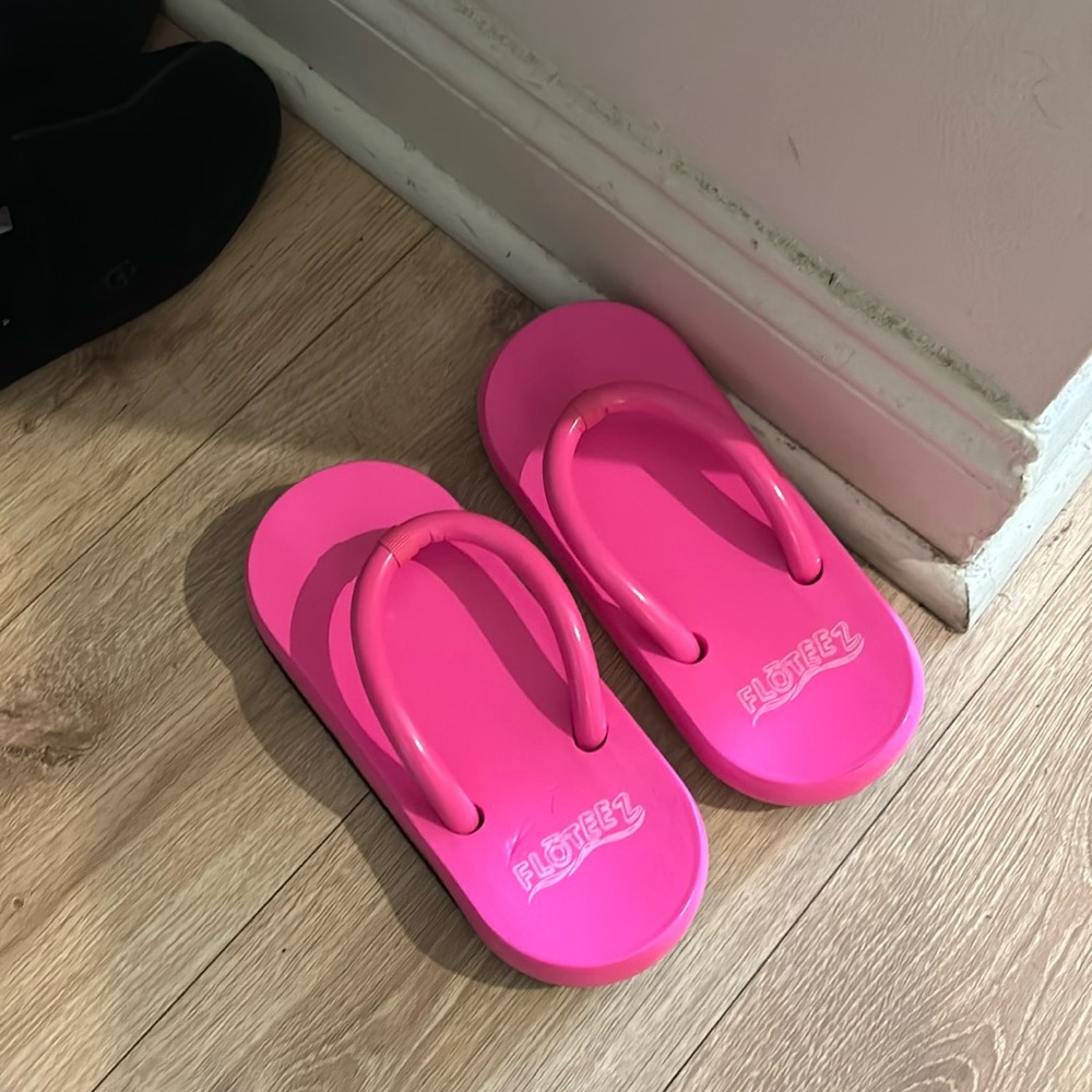 Floteez size 7. Never worn.